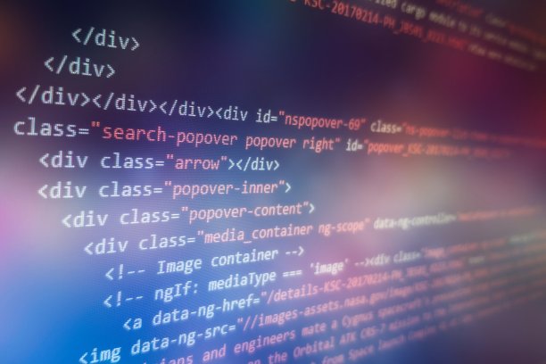 桌面PC监控照片。Javascript函数，变量，对象。项目经理的工作思路新颖。未来的技术创造过程。图片下载