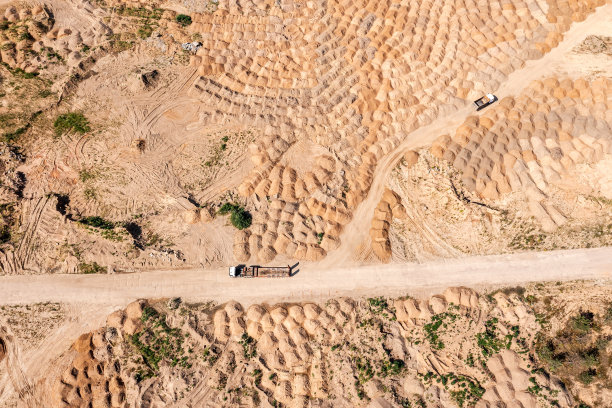 在铲平土方工程之前，鸟瞰图的城市地区准备新建设图片下载