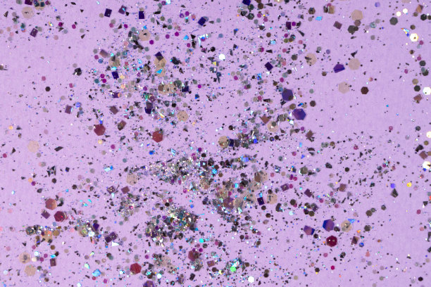 银色全息亮片在淡紫色的背景上图片下载