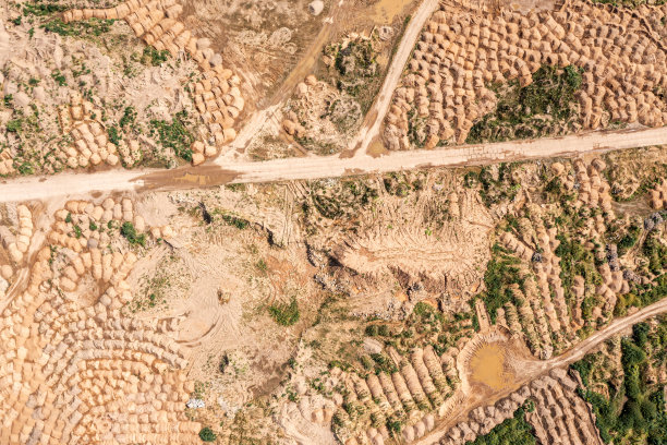 土方工程完成后，建筑工地地面已为新建筑做好准备。无人机鸟瞰图。图片下载