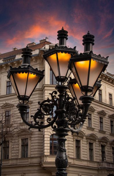 匈牙利布达佩斯歌剧院的路灯图片下载