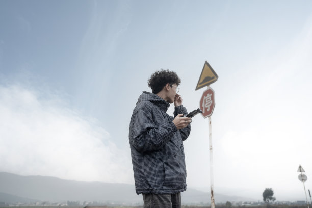 一个人在野外用无线遥控拍航拍照片图片下载