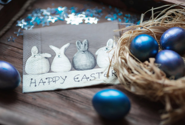 蓝色的复活节彩蛋在一个木制背景的鸟巢。复活节卡片上有一个地方可以复制文本。光明复活节的概念。图片下载