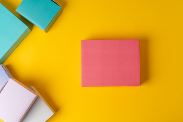 黄色背景的彩色纸箱，复印空间图片下载