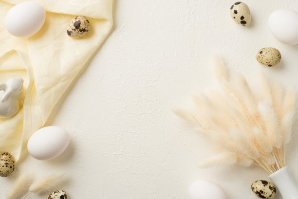 复活节装饰白色花瓶与拉拉格鲁斯花陶瓷兔子复活节蛋和布在孤立的白色背景与空白空间的俯视图照片图片下载