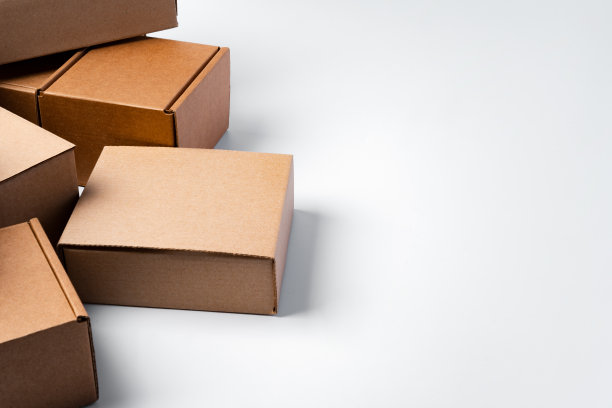 白色背景上有很多纸板箱图片下载