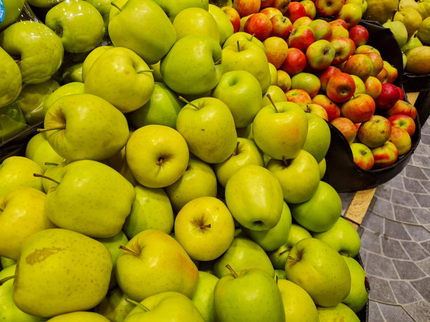 超市里的红苹果和绿苹果图片下载