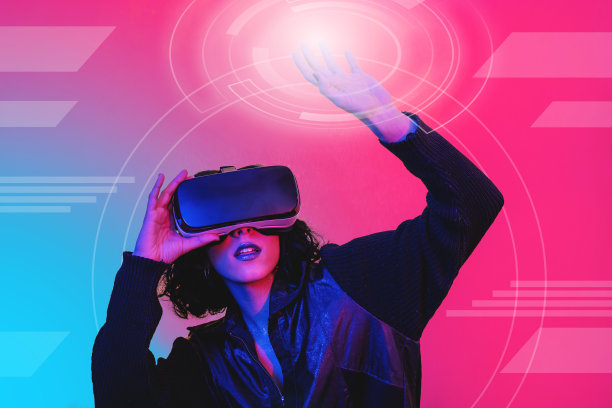 这位年轻女子正在使用虚拟现实观看器。图片下载