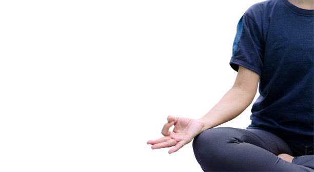 为练习瑜伽而冥想的亚洲成年女性，瑜伽增强身体，健康生活方式的趋势正在流行，白色背景和复制空间孤立图片下载