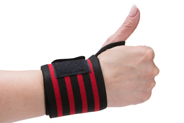 女性手带红色条纹健身腕带，保护扭伤，拇指向上，隔离图片下载