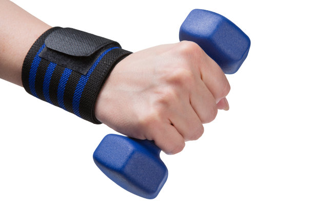 戴着蓝色哑铃的女性手，带着扭伤的健身腕带，白色背景上的概念图片下载