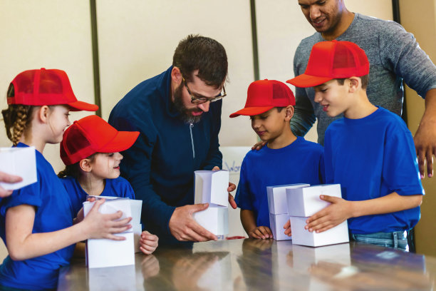 与顾问商业保险代理人讲解商品帮助和鼓励青少年棒球队多文化的男女儿童与父母一起策划和准备筹款活动的照片系列图片下载