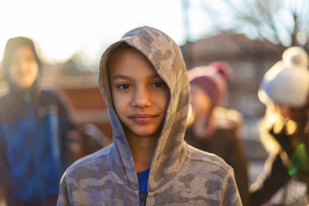 男孩肖像多种族组的前青少年男性和女性青少年花时间在一起户外照片系列图片下载