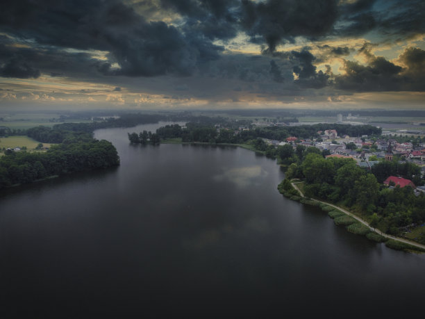 日落时以河流为背景的风景。图片下载