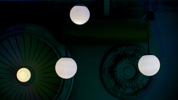 带有深色背景的装饰性照明图片下载