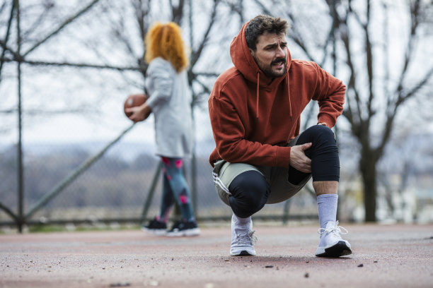 年轻运动员膝盖受伤图片下载