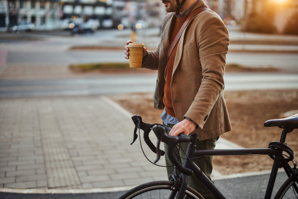 男性骑自行车，喝咖啡，上班图片下载