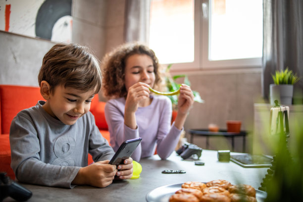 我们俩正赶时髦，为同伴们拍摄一个视频博客图片下载