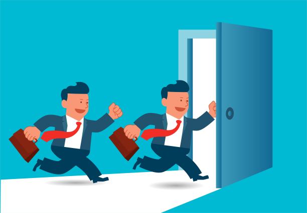 商人奔向敞开的大门，商业机会和竞争。图片下载