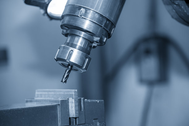 用平面立铣刀对金属板材进行角铣削加工。图片下载