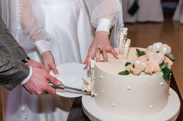 美丽的婚礼蛋糕装饰鲜花，蛋糕近和模糊的背景图片下载