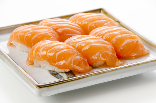 白色背景上的三文鱼寿司手握寿司。图片下载