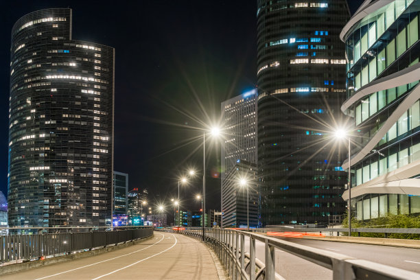 巴黎拉德芳斯区夜间交通开明的街道图片下载