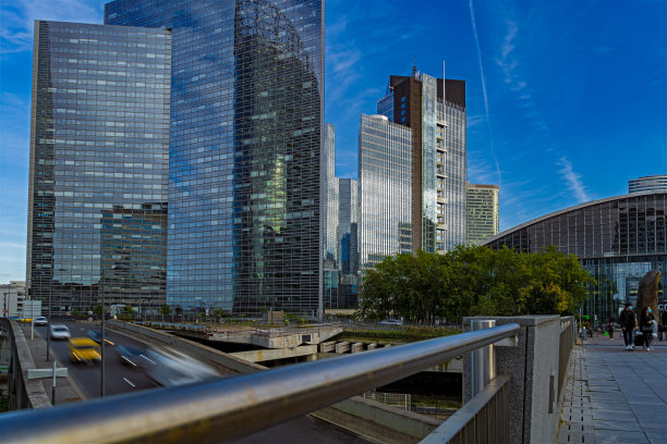 拉德芳斯区道路交通与塔人和反思在白天图片下载