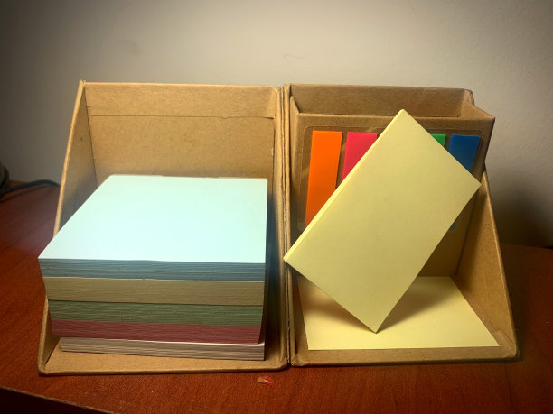 桌上的便利贴图片下载