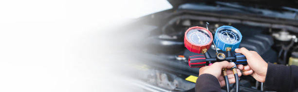 汽车空调检查服务，检漏，充注制冷剂。设备和仪表的液体冷却在汽车由专业技术人员。图片下载