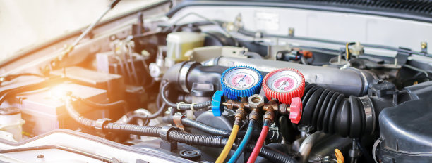 汽车空调检查服务，检漏，充注制冷剂。设备和仪表的液体冷却在汽车由专业技术人员。图片下载