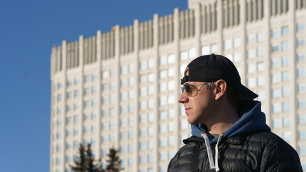 照片拍摄的是春天阳光明媚的户外帅哥图片下载