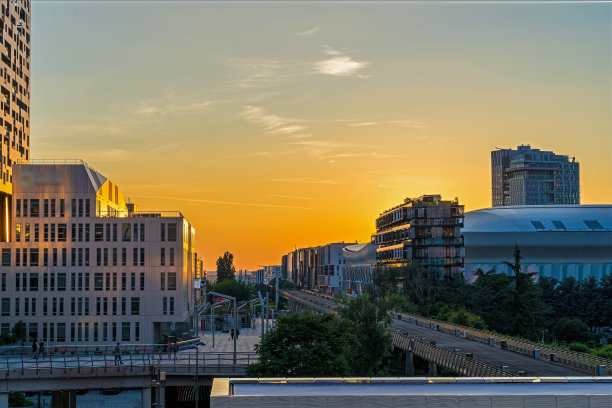 黄天绿树下的拉德芳斯商业区的黄金时光图片下载