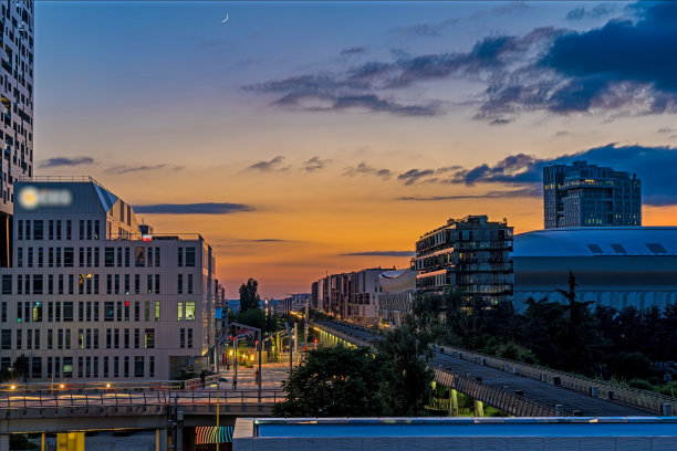 在拉芳斯区云和橘色天空的黄昏夕阳下的新月图片下载