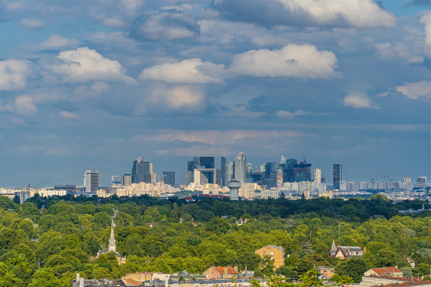 拉德芳斯商业区的天际线，多云的天空和树木图片下载