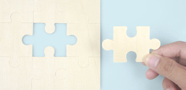 手握拼图游戏。业务解决方案的成功和战略概念图片下载
