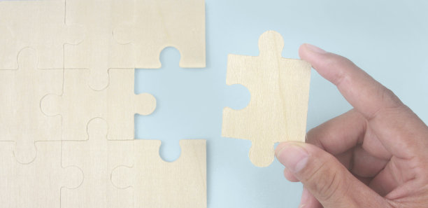 手握拼图游戏。业务解决方案的成功和战略概念图片下载