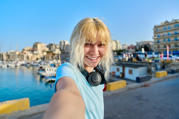 快乐的十几岁女孩自拍的特写脸图片下载