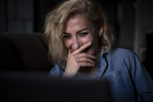 用笔记本电脑看电影的女人图片下载