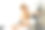 小男孩坐在桌子上玩键盘和显示器。图片下载