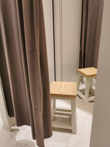 试衣间的展位有一个凳子和一面镜子图片下载