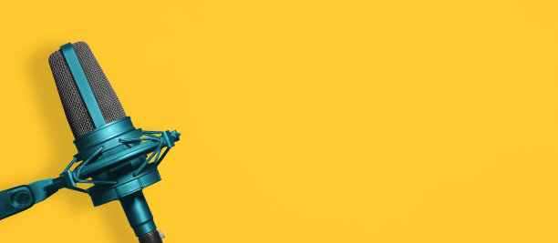 黄色背景上的蓝色录音室麦克风。新闻或广播电台横幅与复制空间图片下载