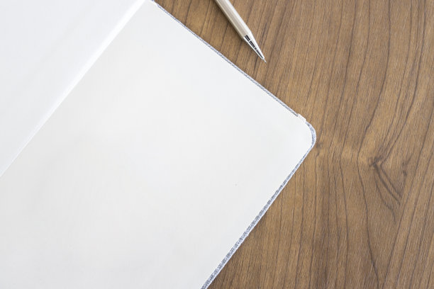 在办公室的木桌背景上空白打开笔记本页和铅笔的俯视图。空间的文本。平躺图片下载