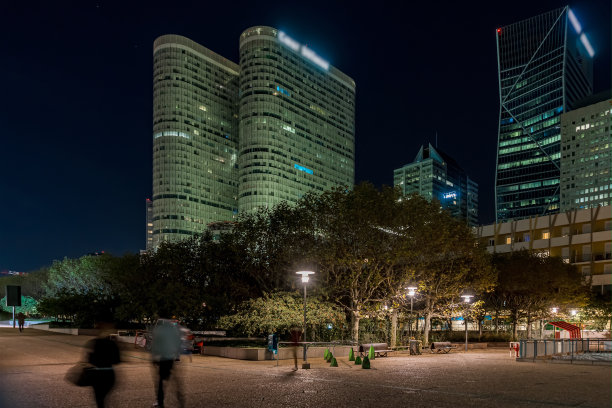 拉德芳斯商业区的夜楼和绿色公园的人民和建筑图片下载