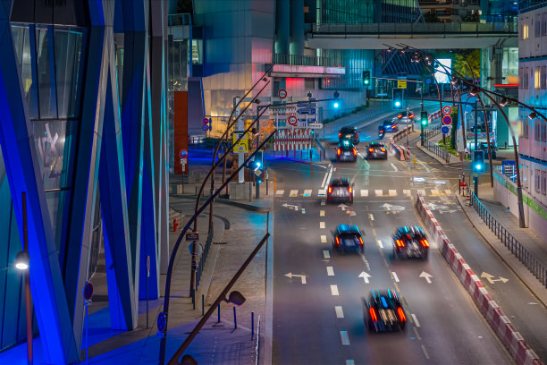 夜间拉德芳斯商业区街道的行人视图图片下载