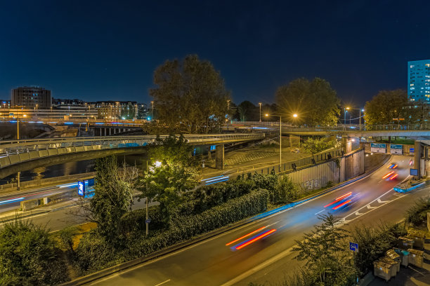 拉德芳斯商业区夜间巨大的十字路口，车辆快速移动图片下载