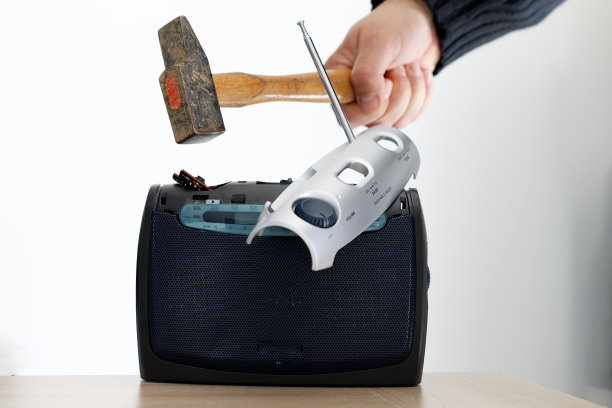 广播新闻和新闻后发脾气。图片下载