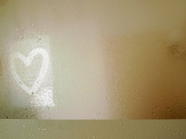 淋浴时雾上写着“心”的特写照片图片下载