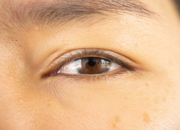 亚洲女性的眼睛特写。可见深褐色眼睛的纹理。宏观的细节图片下载