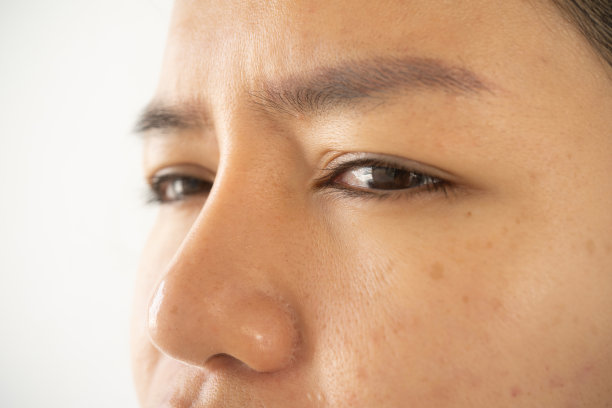 亚洲女性的眼睛特写。可见深褐色眼睛的纹理。宏观的细节图片下载